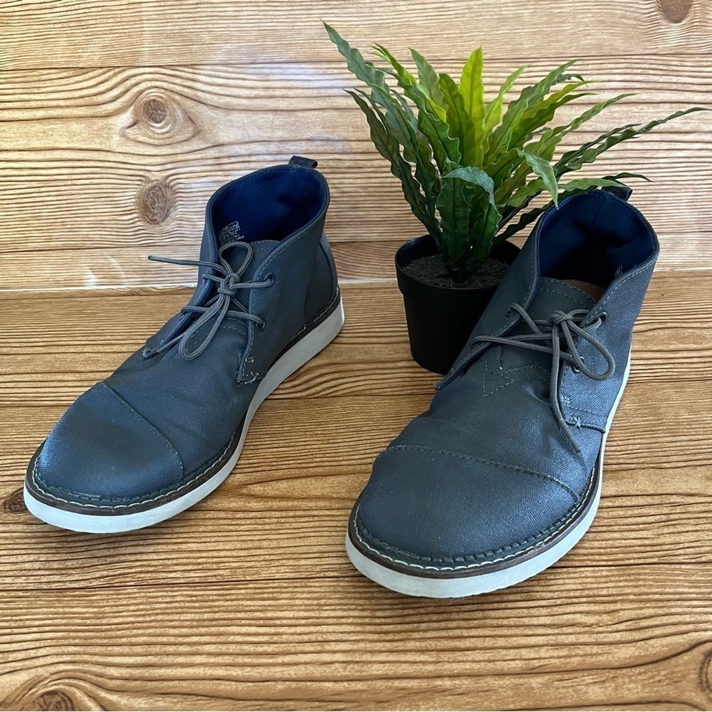 TOMS Gray Fabric Chukka Style Ankle Boot with White Rubber Soles  Mens Size 9
